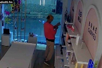 Homem invade loja e experimenta perfumes antes de escolher qual furtar