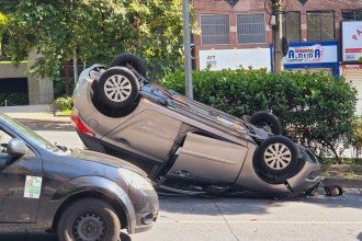 Ano começa com capotamento na Avenida do Contorno, em BH