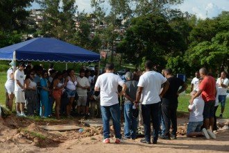 Mulher morta na frente da filha é sepultada em BH
