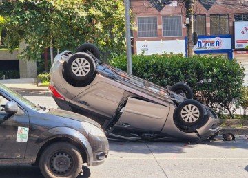 Gol bateu na traseira de um HB20 e capotou, batendo, em seguida, num poste de radar -  (crédito: Jair Amaral/WEM/D. A. Press)