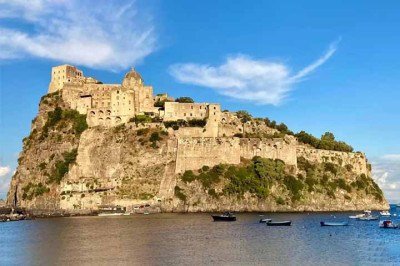 Redescoberta em 2011, Aenaria, na ilha de Ísquia, Itália, ressurgiu depois de escavações e sugeriu uma intensa relação com o Império Romano. O turismo, então, valoriza descobertas subaquáticas e tem atraído curiosos para explorar a história submersa. -  (crédito:  Dudva/Creative Commons)