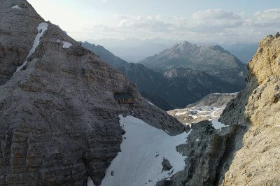 Uma casa no norte da Itália chamou a atenção na internet por ser uma das mais isoladas do mundo, acessível apenas por meio de cordas e restrita a alpinistas experientes. -  (crédito: Reprodução/YouTube)