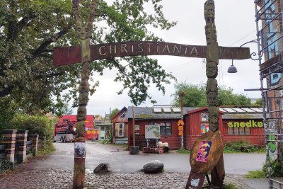 Freetown Christiania é uma comunidade autônoma fundada em 1971 em Copenhague, Dinamarca. Com cerca de mil habitantes, tornou-se símbolo de liberdade e experimentação social. Suas ruas coloridas, com murais e arte urbana, refletem o espírito contestador. Visitá-la é mergulhar em um espaço que desafia convenções e inspira debates sobre autonomia e coletividade. -  (crédito: reprodução/ tripadvisor)