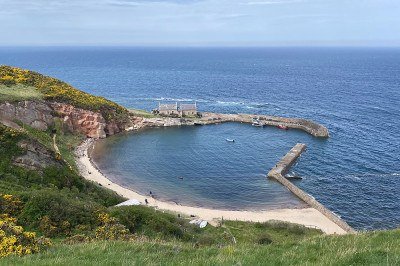 Uma enseada é uma reentrância da costa, menor do que uma baía, geralmente protegida por promontórios ou falésias. Essas formações surgem devido à erosão diferencial, onde o mar desgasta rochas menos resistentes ao longo do tempo. -  (crédito: Danieljksn/commons.wikimedia.org)