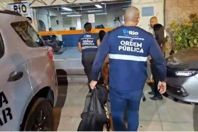 Mulher foi detida com 29 celulares furtados e uma câmera fotográfica -  (crédito: Reprodução/SBT)