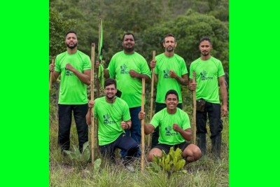 Homens que integram o Invictos Trekking: 'A montanha não foi apenas um desafio físico - ela foi um encontro com propósito, coragem e fé' -  (crédito: Reprodução/Instagram/@invictos_trekking)