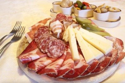 Presente em mesas do mundo todo, o salame tem uma história que atravessa séculos. Criado como forma de conservar a carne antes da invenção da refrigeração, o embutido evoluiu, ganhou variações regionais e receitas artesanais, até se tornar um dos produtos mais populares da charcutaria. -  (crédito: Pixabay )