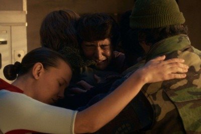 Sensação geral de improviso marcou o último episódio da temporada final de 'Stranger Things'. O grande crime dos Duffer foi o de arremessar pela janela qualquer noção de desenvolvimento dos personagens -  (crédito: Netflix/divulgação)
