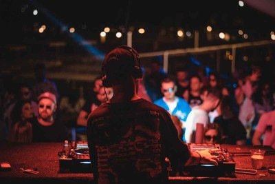 Cena musical divide os DJs. Enquanto alguns reclamam da produ&ccedil;&atilde;o recente, outros destacam releituras dos anos 70 a 90 e a mistura de estilos -  (crédito: Pixabay/reprodu&ccedil;&atilde;o)