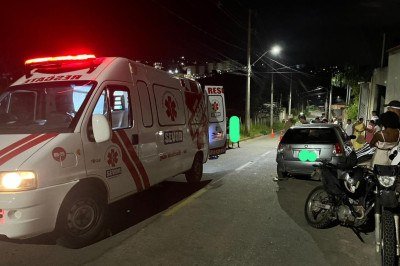 A garupa, de 20 anos, apresentava corte contuso no membro inferior, enquanto o condutor, de 38 anos, sofreu corte contuso na região da face -  (crédito: Sevor/Reprodução)