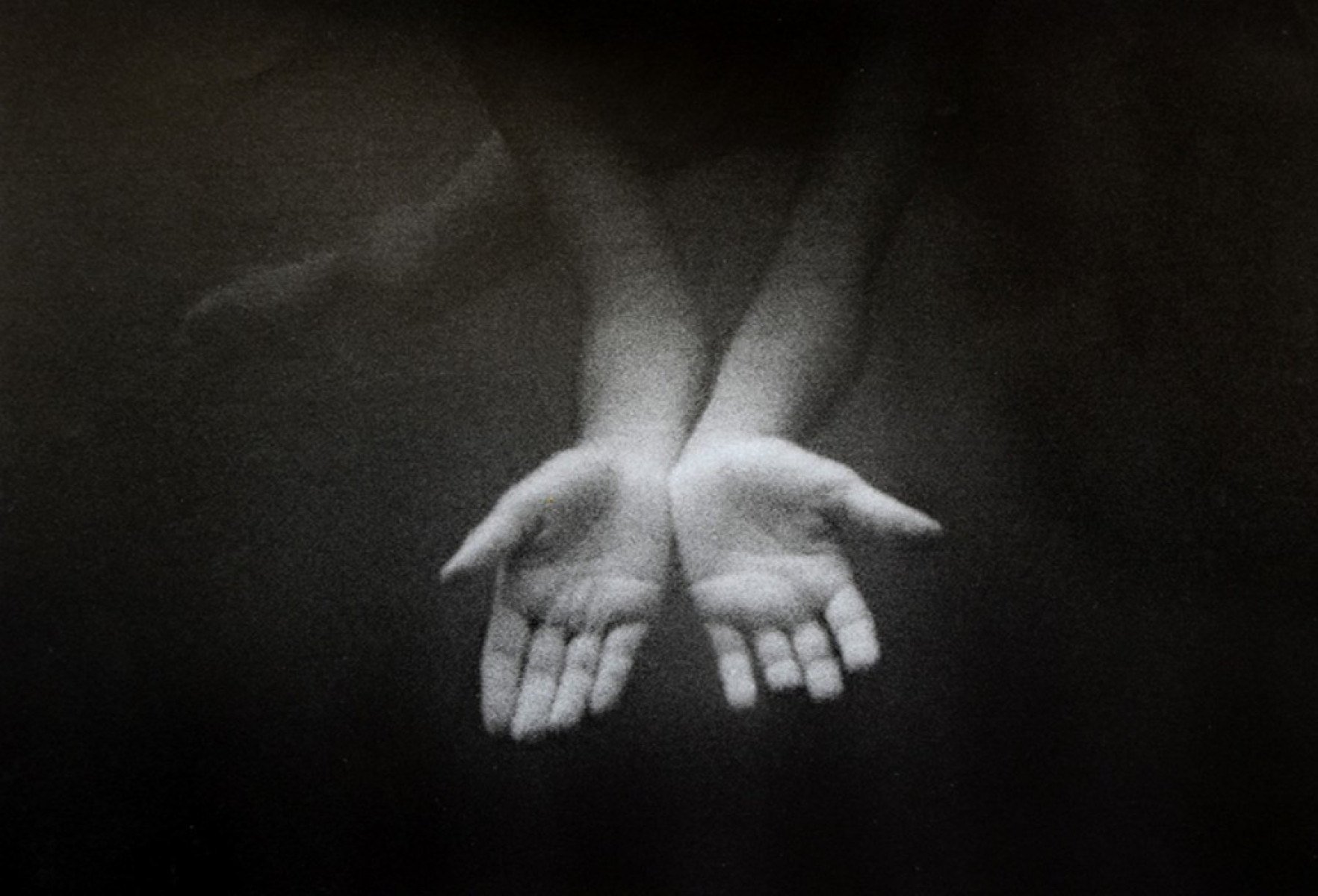 Fotografia de Ana Regina Nogueira mostra m&atilde;os submersas na &aacute;gua do mar