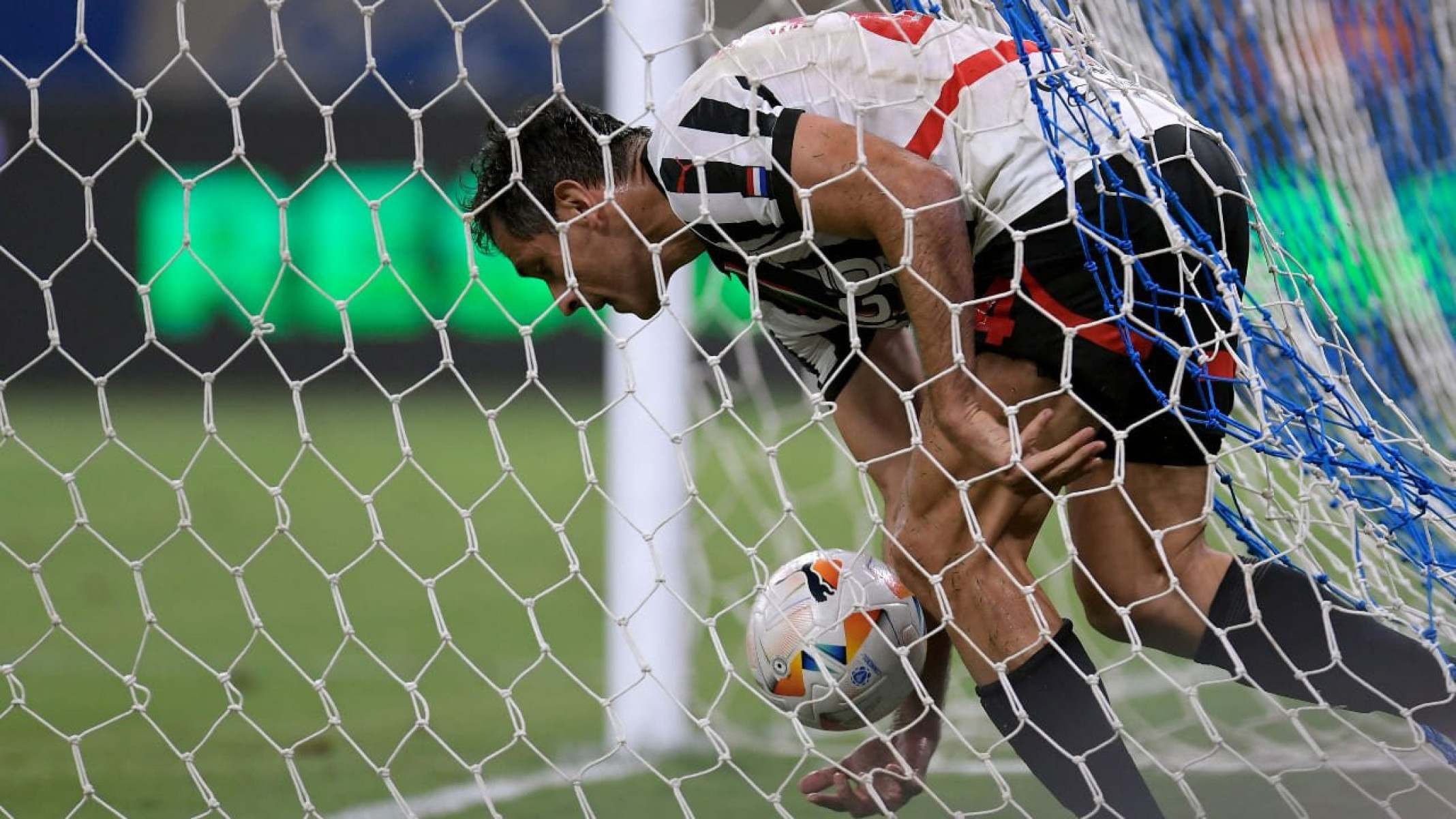 Aos 44 anos, lenda da seleção e multicampeão na Europa é anunciado por clube do Paraguai - No Ataque Internacional