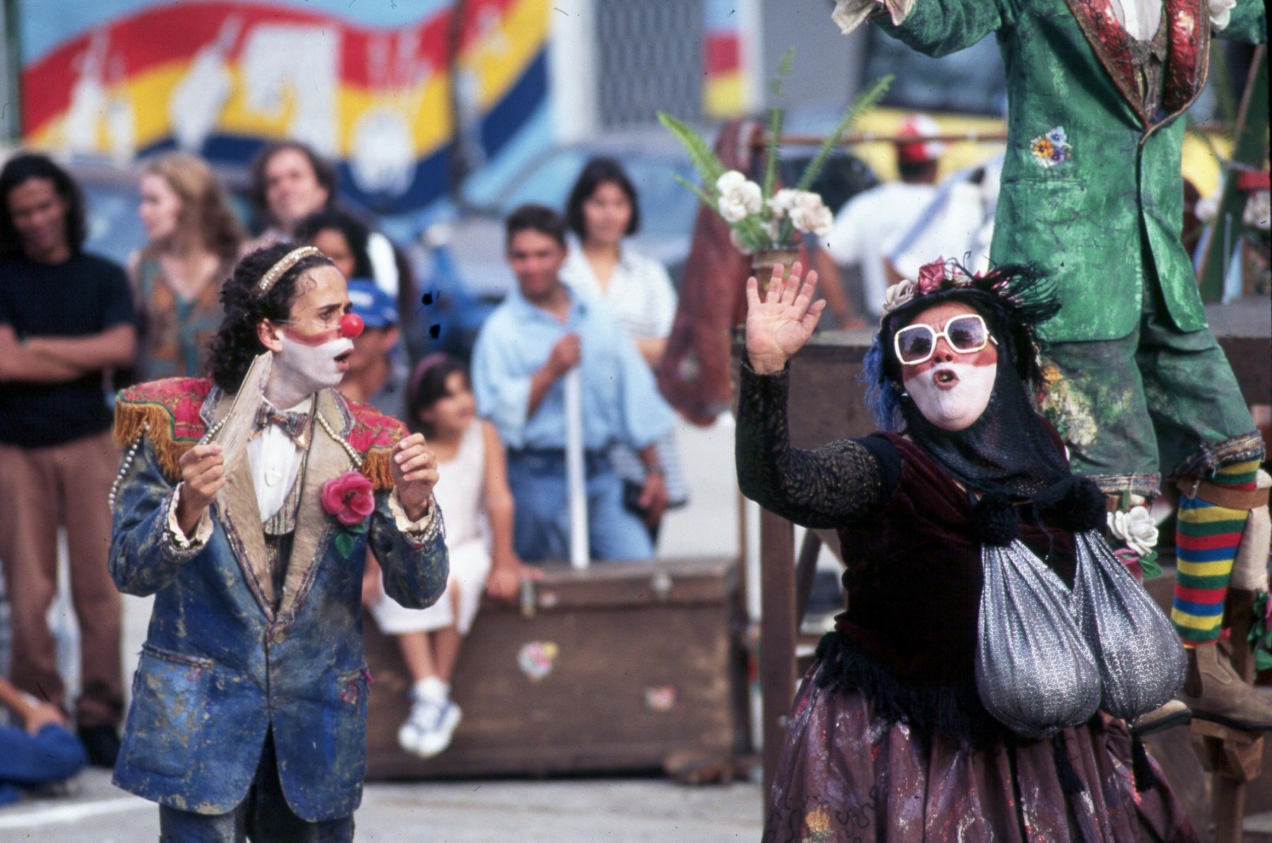 Rodolfo Vaz e Teuda Bara usam roupas e maquiagem que remetem ao circo em cena da pe&ccedil;a Romeu e Julieta, do Grupo Galp&atilde;o