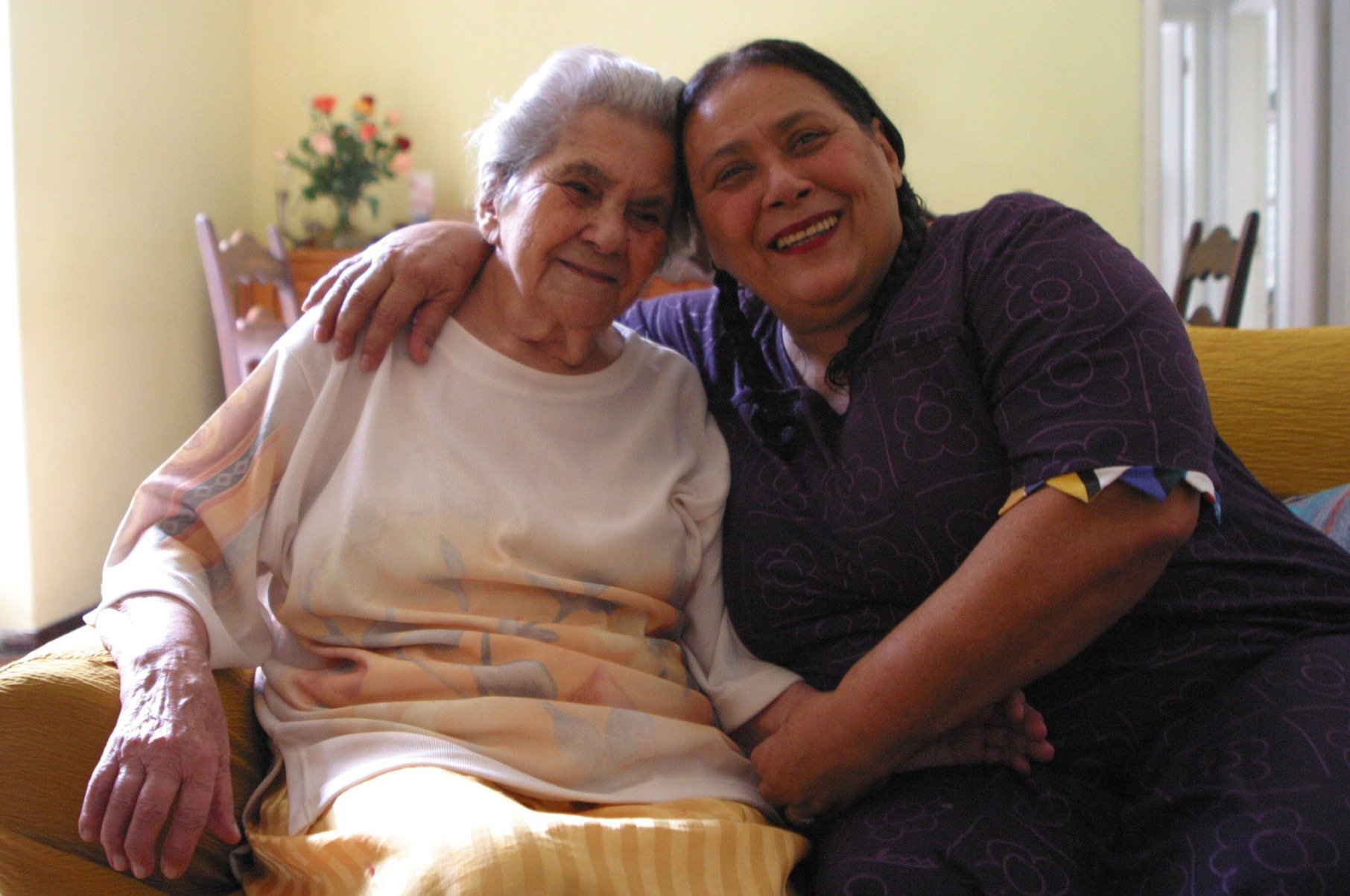 Dona Helena Magalh&atilde;es abra&ccedil;ada com a filha Teuda Bara, em 2003, quando a atriz recebeu convite para trabalhar no Cirque du Soleil, no Canad&aacute;