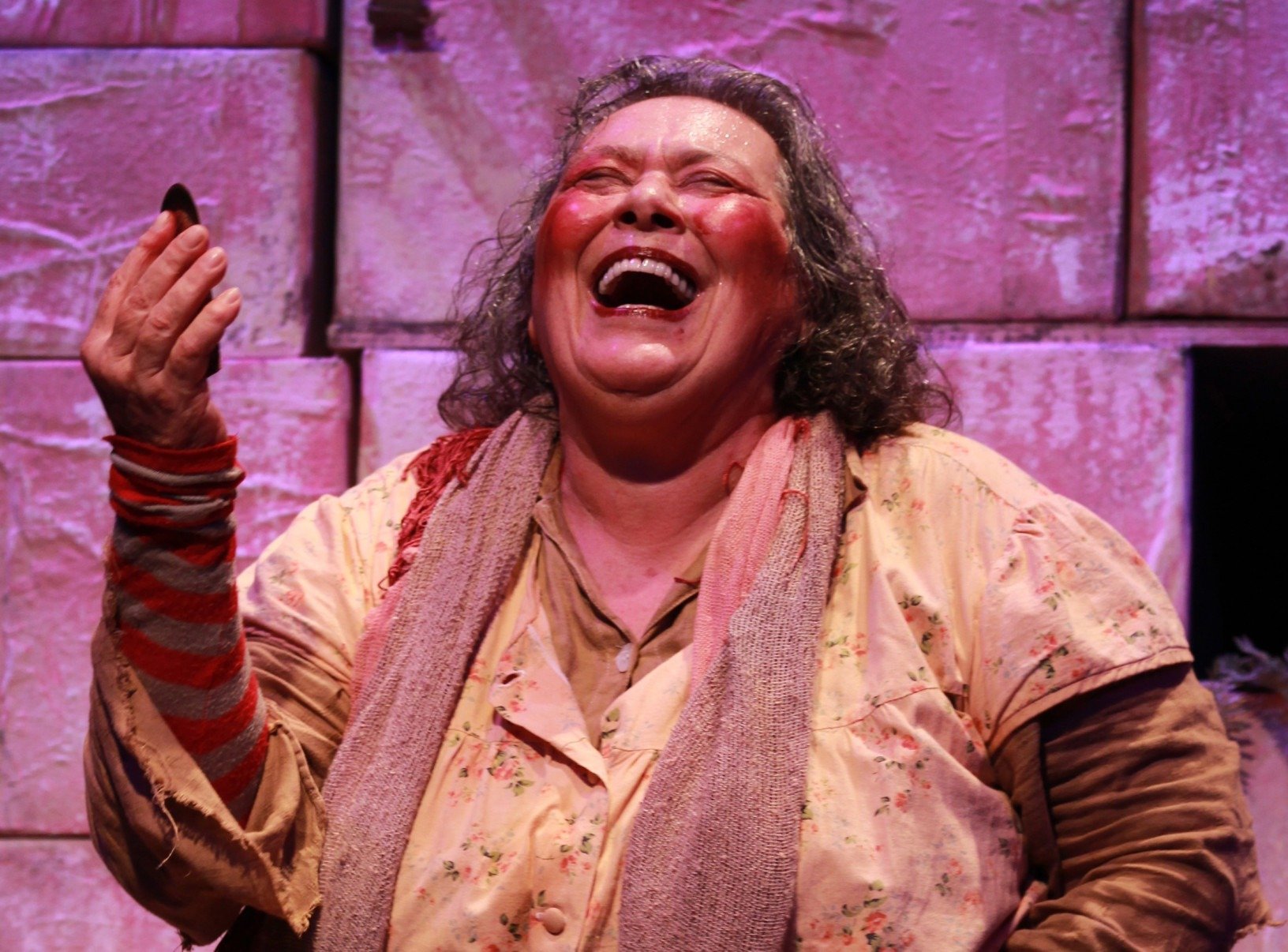 Teuda Bara gargalha em cena de 'Doida', a &uacute;ltima pe&ccedil;a que encenou, sob dire&ccedil;&atilde;o de In&ecirc;s Peixoto