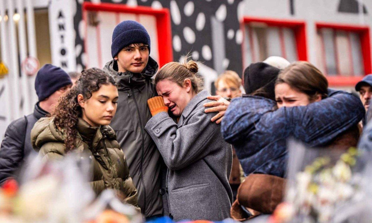 Pessoas em luto se re&uacute;nem perto do bar Le Constellation, onde um inc&ecirc;ndio devastou o local durante as comemora&ccedil;&otilde;es de Ano Novo na cidade tur&iacute;stica de Crans-Montana