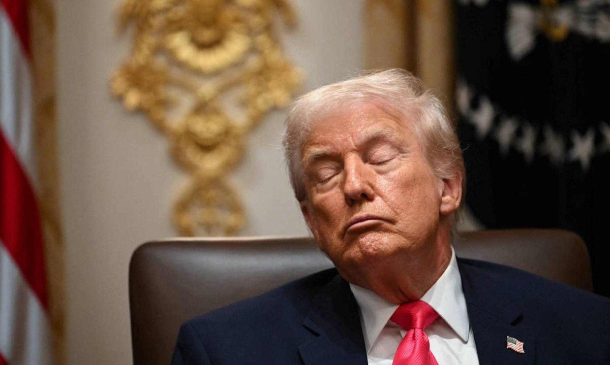 Trump cochila durante reuni&atilde;o na Casa Branca, em 2 de dezembro de 2025