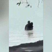 Pessoas tomam banho e até se beijam nas águas da Lagoa da Pampulha, em BH - Reprodu&ccedil;&atilde;o/Redes sociais