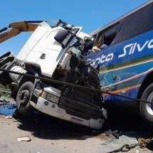 Acidente entre caminhão e ônibus na BR-116, em Pelotas (RS)  -  (crédito: Divulgação Ecovias Sul)