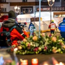 Investigação aponta que velas com faísca podem ter iniciado incêndio na Suíça, diz procuradora - MAXIME SCHMID / AFP