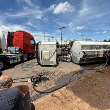 Caminhão tomba e espalha óleo em avenida - CBMMG