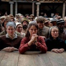 Temporada de estreias começa em 15 de janeiro com 'Hamnet', estrelado por Jessie Buckley (ao centro), mulher de Hamlet que perde o filho querido

 -  (crédito: Agata Grzybowska/Focus/divulgação)