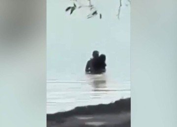 Casal &eacute; flagrado trocando car&iacute;cias dentro da Lagoa da Pampulha -  (crédito: Reprodu&ccedil;&atilde;o/Redes sociais)