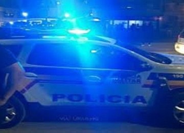 Policiais perseguiu e prendeu homem  que agrediu a irmã e parentes com barra de ferro  -  (crédito: PMMG)