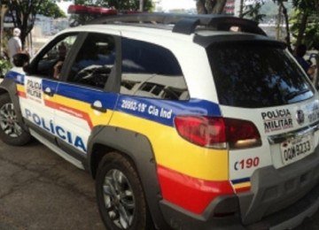 Depois da agressão, homem tinha fugido para casa, onde foi preso -  (crédito: PMMG)