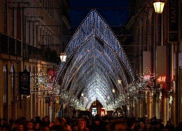 Em missa na igreja do Chiado, na capital portuguesa, o sermão do padre promoveu reflexões sobre temas de política externa a que muitos ali talvez fossem alheios no dia a dia -  (crédito: Patricia de Melo Moreira/AFP )