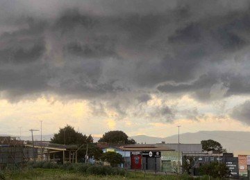 Previsão para a capital mineira é de céu parcialmente nublado, com temperaturas ainda elevadas ao longo do dia -  (crédito: Edésio Ferreira/EM/D.A.Press)
