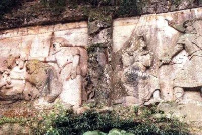 Um lugar conhecido como 'Paredão de Esculturas', localizado em Santa Catarina, tem se tornado um verdadeiro patrimônio cultural local. -  (crédito: Reprodução do Livro, Esculturas do Paredão)