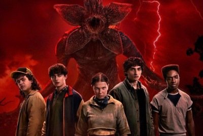 Personagens de Stranger Things e o Demogorgon, criatura que exemplifica a fus&atilde;o de efeitos pr&aacute;ticos e digitais na s&eacute;rie. -  (crédito: Reprodu&ccedil;&atilde;o/Netflix)