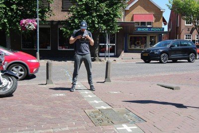 Imagine caminhar por uma rua e, sem perceber, atravessar de um país para outro. Baarle é um exemplo dessa anomalia geográfica: uma cidade europeia que se divide entre Holanda e Bélgica, cortada por fronteiras que atravessam ruas, praças e até casas. Saiba curiosidades e histórias que se conectam, formando um retrato fascinante de como duas nações podem coexistir em um mesmo espaço urbano.

 -  (crédito: reprodução/ tripadvisor)