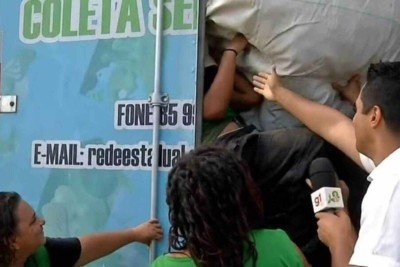 Vídeo: coletor fica preso em caminhão de lixo e resgate é transmitido ao vivo -  (crédito: Tupi)