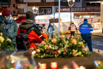 Polícia controla o acesso à rua onde um incêndio devastou um bar lotado durante as comemorações de Ano Novo na cidade turística de esqui alpino de Crans-Montana, em 1º de janeiro de 2026 -  (crédito: MAXIME SCHMID / AFP)
