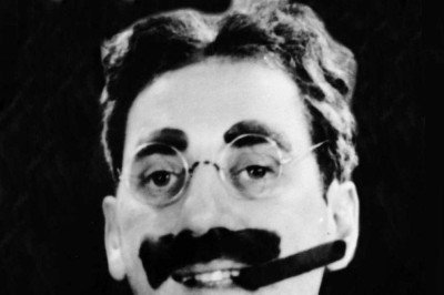 Em 2025,  faz 135 anos do nascimento de Groucho Marx. Lendário comediante, ator e escritor americano, ele foi líder do grupo cômico 'Os Irmãos Marx', ao lado de Chico, Harpo e Zeppo, alcançando grande sucesso no teatro, rádio, televisão e cinema. -  (crédito: Wikimedia Commons / Domínio Público)