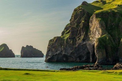 Uma formação rochosa localizada no sul da Islândia ganhou fama por sua aparência incomum.  -  (crédito: Hector John Periquin/Unsplash)