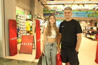 Bruno Soares e sua filha Larissa foram ao Shopping Boulevard para trocar presentes de Natal e acabaram aproveitando as promo&ccedil;&otilde;es de janeiro -  (crédito: Jair Amaral/EM/D.A Press)