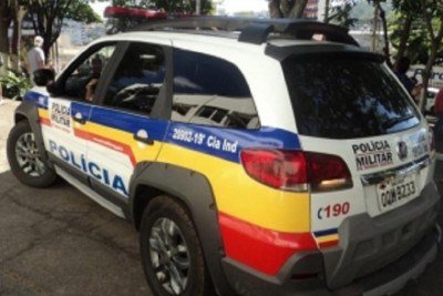 Depois da agressão, homem tinha fugido para casa, onde foi preso -  (crédito: PMMG)