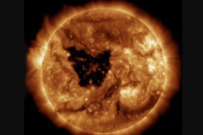 A Nasa - agência especial americana - fez um registro impressionante do Sol. Um buraco se abriu em forma de borboleta, se estendendo por 300 mil km, o equivalente a 23 planetas Terra. -  (crédito: Divulgação: NASA/SDO)