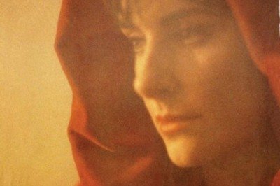 O comportamento de uma das cantoras mais bem-sucedidas da história da música intriga fãs e jornalistas pelo mundo.  -  (crédito: Reprodução/@official_enya)