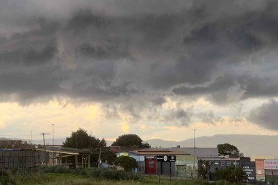 Previsão para a capital mineira é de céu parcialmente nublado, com temperaturas ainda elevadas ao longo do dia -  (crédito: Edésio Ferreira/EM/D.A.Press)