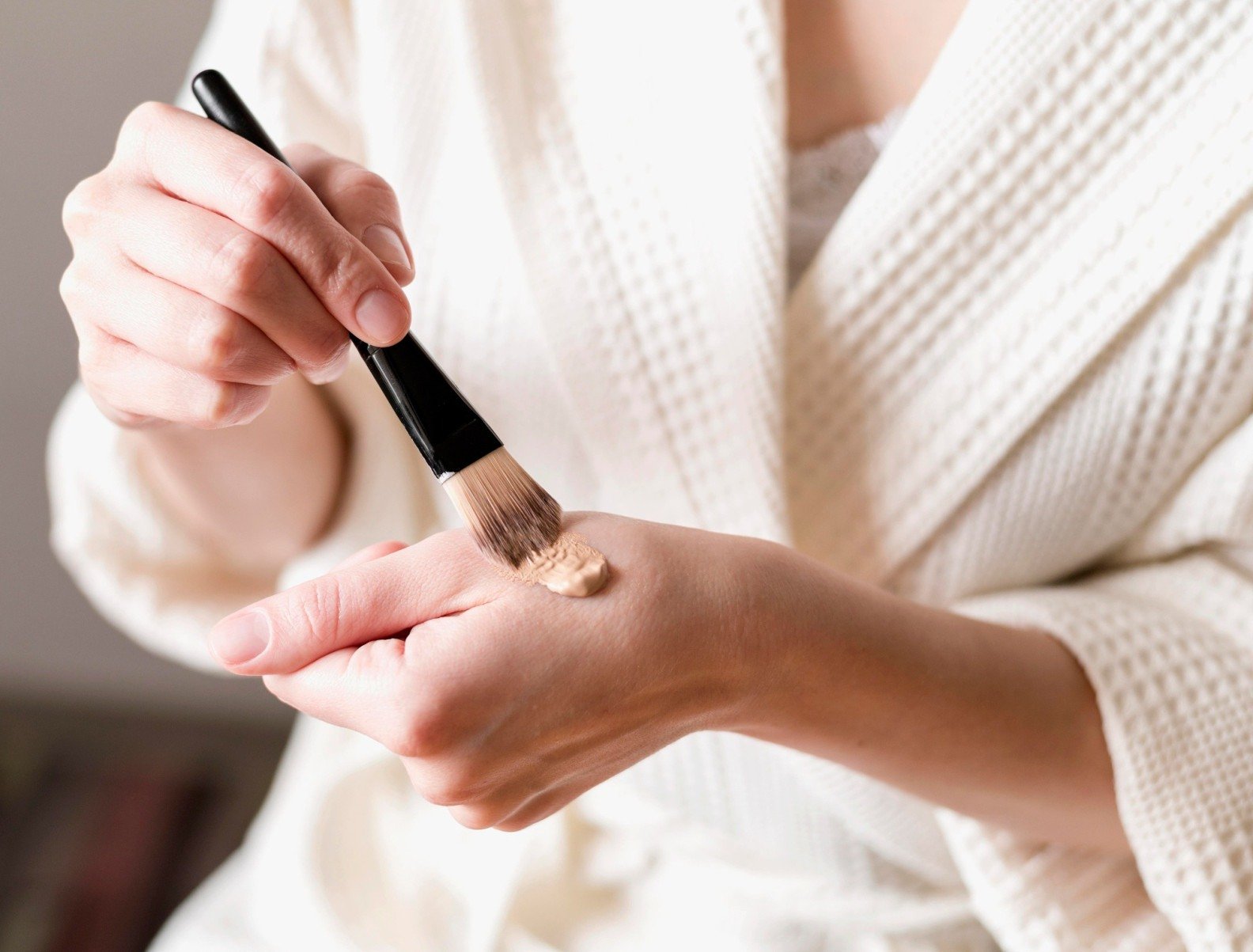 Como a maquiagem pode auxiliar os cuidados com a pele a longo prazo - DINO