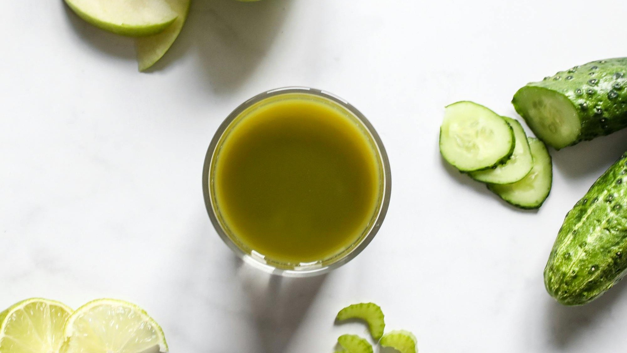 Prepare sucos refrescantes como o de aipo e ma&ccedil;&atilde; verde para auxiliar na hidrata&ccedil;&atilde;o e recupera&ccedil;&atilde;o p&oacute;s-festa. -  (crédito: Pexels)