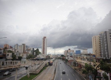 BH e outras 662 cidades est&atilde;o sob alerta de tempestade nesta quarta-feira (14/01) -  (crédito: Alexandre Guzanshe/EM/DA Press)