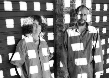 Dupla Cris Vaz e Henrique Cabral une fala e canto, continuando de onde parou Itamar Assumpção, afirma o poeta Marcelo Ariel

 -  (crédito: Sara Não Tem Nome/Grão Pixel)