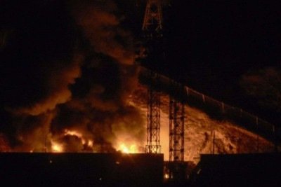 Foto de um incêndio no Forte Tiuna, o maior complexo militar da Venezuela, após uma série de explosões em Caracas em 3 de janeiro de 2026 -  (crédito: Luis Jaimes/AFP)