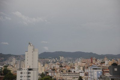 Chuva em BH na tarde deste sábado (3/1) -  (crédito: Alexandre Guzanshe/EM/DA Press)