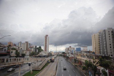 Chuva em BH na tarde deste sábado (3/1) -  (crédito: Alexandre Guzanshe/EM/DA Press)